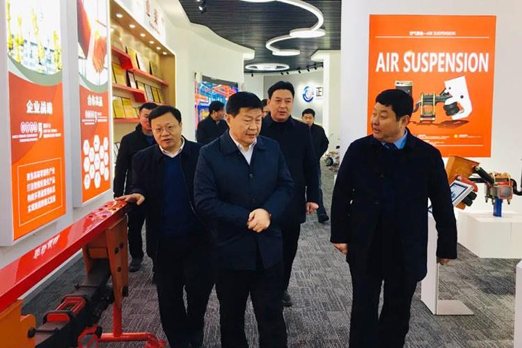小寒落雪，祥瑞有余，縣人大主任冒寒蒞臨正陽集團考察指導